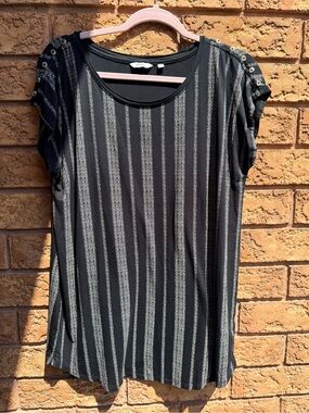 4/$25 • Reitmans Striped Short Sleeve Scoop Neck Top with Shoulder Button Detail
